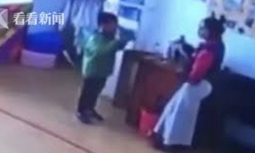 Học sinh mẫu giáo bị ép uống nước sôi.