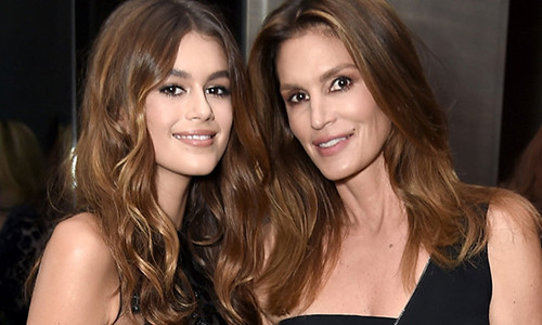 Cựu siêu mẫu 52 tuổi quyến rũ bên con gái Kaia Gerber.