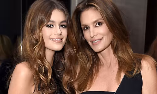 Cựu siêu mẫu 52 tuổi quyến rũ bên con gái Kaia Gerber.