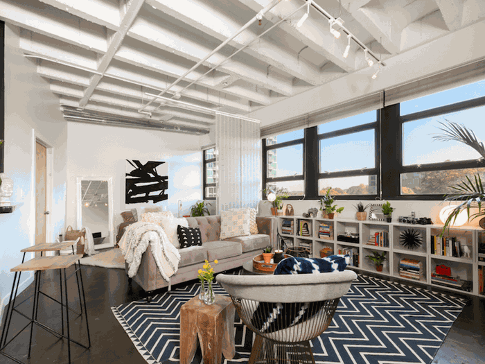 Có thể thay đổi màu sắc, kết cấu dễ dàng Không giống như các loại sàn đá hoa, sàn gỗ, việc thay đổi kết cấu, màu sắc sàn bê tông cực kỳ dễ dàng. Một sàn bê tông được ví như một phiến đá nhẵn. Trong năm nay, nếu bạn thích màu xanh, bạn có thể sơn sàn màu xanh đến năm sau bạn cũng có thể thay đổi màu sắc của sàn bê tông theo ý muốn.