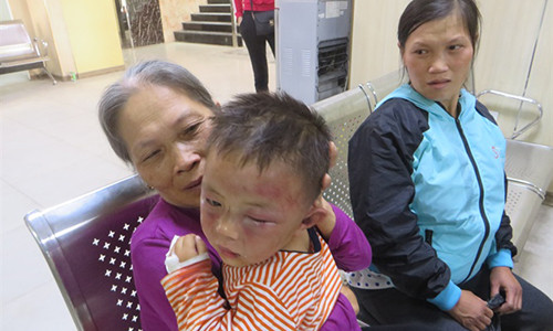 Bà Suối, chị Sẻ và cháu Hiếu tại phòng cấp cứu.