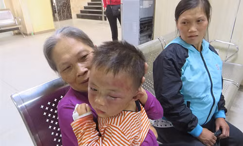 Bà Suối, chị Sẻ và cháu Hiếu tại phòng cấp cứu.