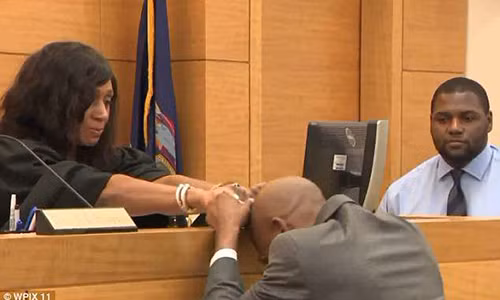 Bunn không kìm nén được cảm xúc khi tòa tuyên vô tội. Ảnh: WPIX11