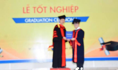 Tấm hình để đời được bình luận là "dành cả thanh xuân để chờ load hình, tưởng đâu wifi bị hư” (Ảnh Cộng đồng sinh viên HUTECH)