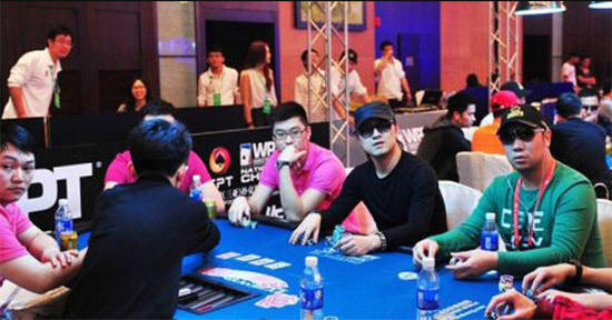 Uông Phong chơi bài bất chấp ống kính máy ảnh đang chĩa vào.