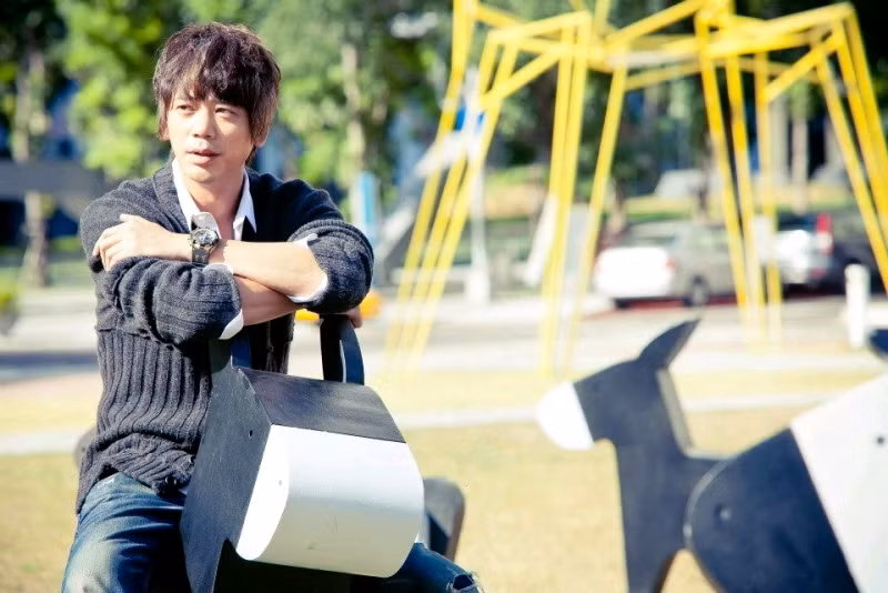 Tô Kiến Tín từng là giọng ca chính nhóm "May Day" đình đám của Đài Loan.