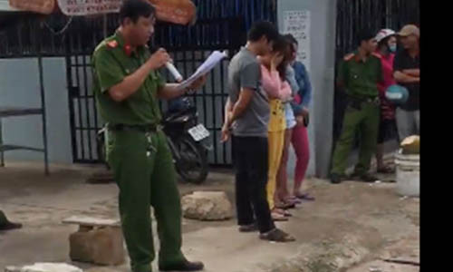 Hình ảnh được cho là Công an thị trấn Dương Đông công khai danh tính, hành vi của người mua bán dâm. (Ảnh cắt từ clip)