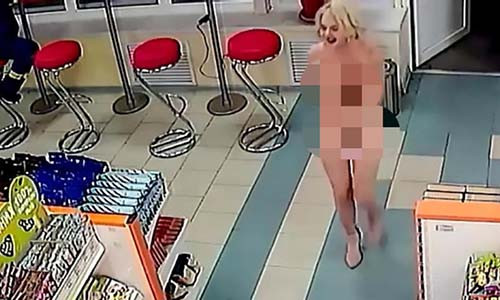 Co gai Nga khoa than than nhien vao sieu thi mua do