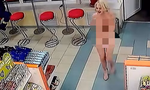 Co gai Nga khoa than than nhien vao sieu thi mua do