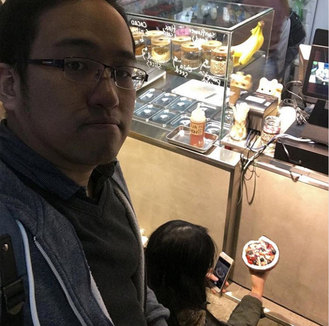 Bắt quả tang "sống ảo" nha cô gái.