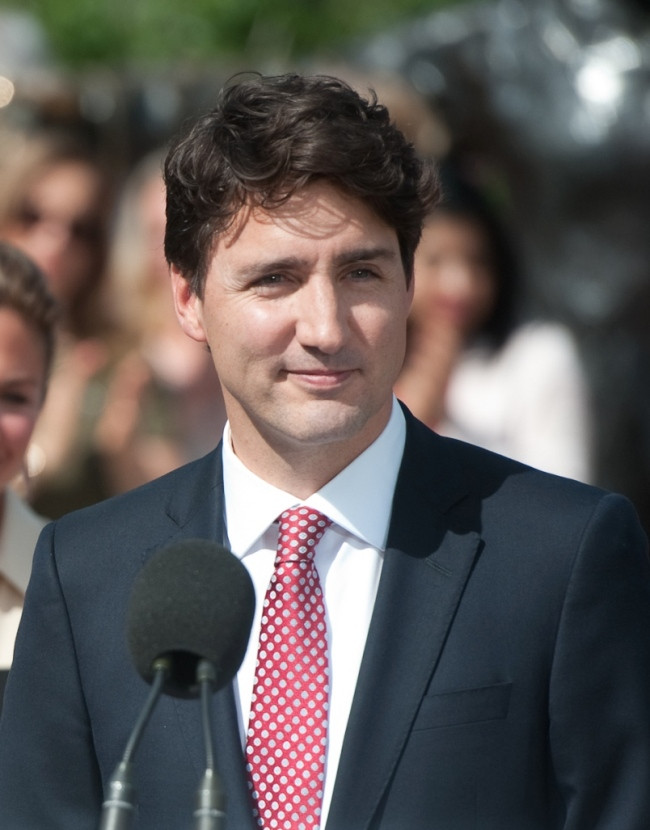 2. Không có gì ngạc nhiên khi Justin Trudeau - vị Tổng thống thứ 23 của Canada lại nằm thứ 2 trong top 10 người đàn ông đẹp trai nhất thế giới. Vị tổng thống trẻ này không chỉ được lòng người dân bởi vẻ ngoài đẹp trai mà còn bởi tình yêu và lòng vị tha.