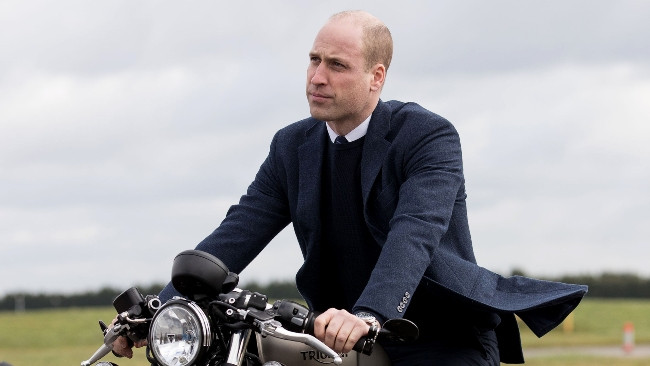 10. Khi Hoàng tử William đỗ đại học, trường đại học nơi anh chuẩn bị theo học đã nhận được số lượng kỷ lục hồ sơ nữ sinh viên đăng ký tham gia. Đó chính là minh chứng hùng hồn cho sự quyến rũ của chàng trai sinh năm 1982 này. Anh cũng là một trong những người đẹp trai nhất châu Âu. Với chiều cao hoàn hảo và vẻ ngoài thông minh, đây thực sự là một hoàng tử bước ra từ trong truyện cổ tích.