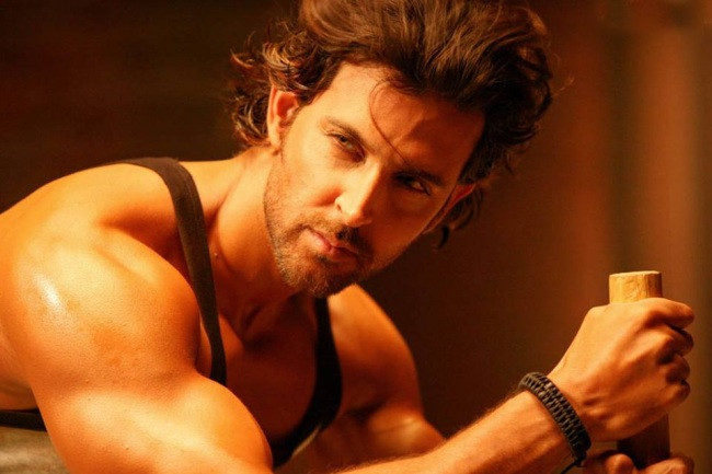 6. Hrithik Roshan được mệnh danh là diễn viên có khuôn mặt đẹp trai nhất Bollywood. Nam diễn viên sinh năm 1974, là diễn viên kiêm vũ công nổi tiếng với các bộ phim Ấn Độ như: Tay đua siêu hạng, Con đường rực lửa, Sức mạnh tình yêu...