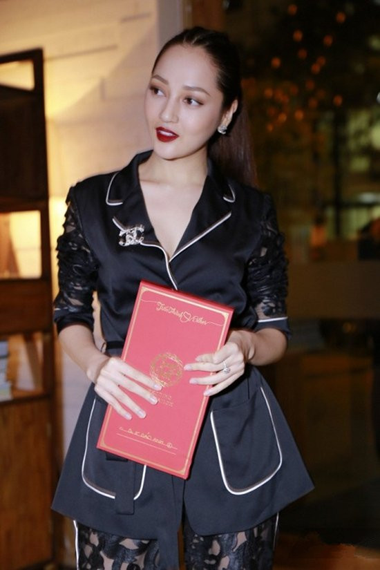 Từ hình ảnh “công chúa bình dân”, Bảo Anh ngày càng lột xác với váy áo sang trọng. Trong đám cưới Trấn Thành, cô chọn thiết kế của Chanel được mix tay áo bằng ren xuyên thấu.