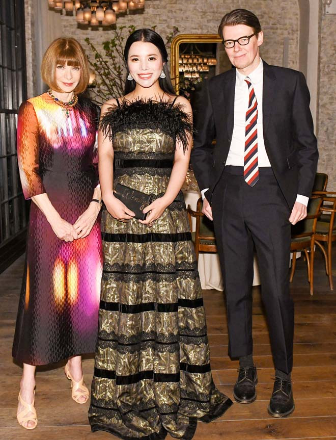 Wendy Yu (đứng giữa) chụp ảnh cùng "bà đầm thép làng thời trang" Anna Wintour.