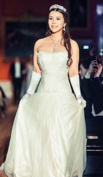 Wendy Yu chi hàng chục ngàn đô la để góp mặt tại dạ tiệc của giới quý tộc.