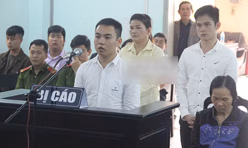 Vi và Lê (hàng trước trái qua) tại tòa.