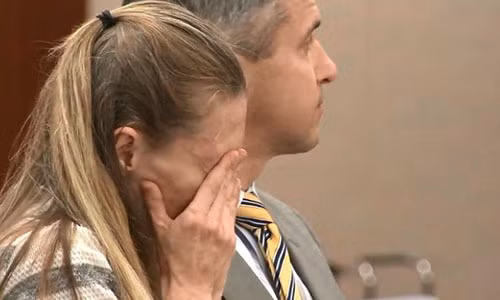 Cau be 5 tuoi bi me ke nhot trong phong, bo doi den gay tro xuong