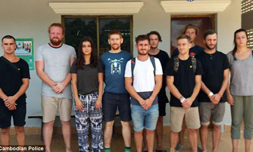 Nhóm khách Tây bị bắt.