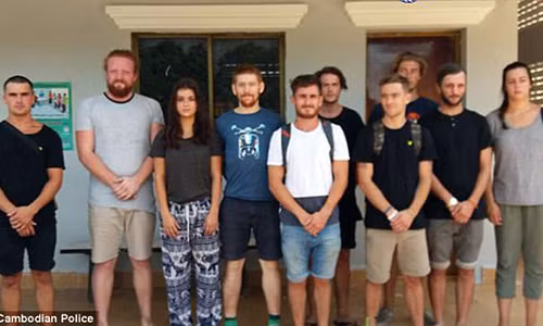 Nhóm khách Tây bị bắt.