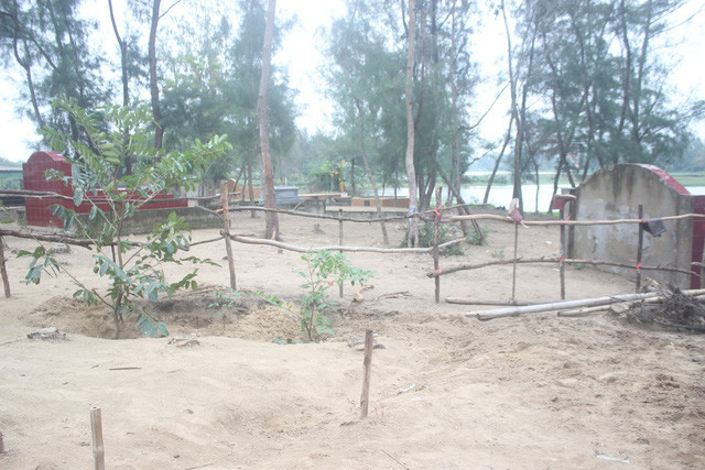 Nguoi dan ba nuoi 3 con nho trong can nha lup xup giua nghia dia