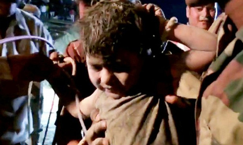 Bé Roshan Singh sống sót thần kỳ sau hai ngày kẹt dưới giếng. Ảnh: SWNS