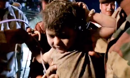 Bé Roshan Singh sống sót thần kỳ sau hai ngày kẹt dưới giếng. Ảnh: SWNS