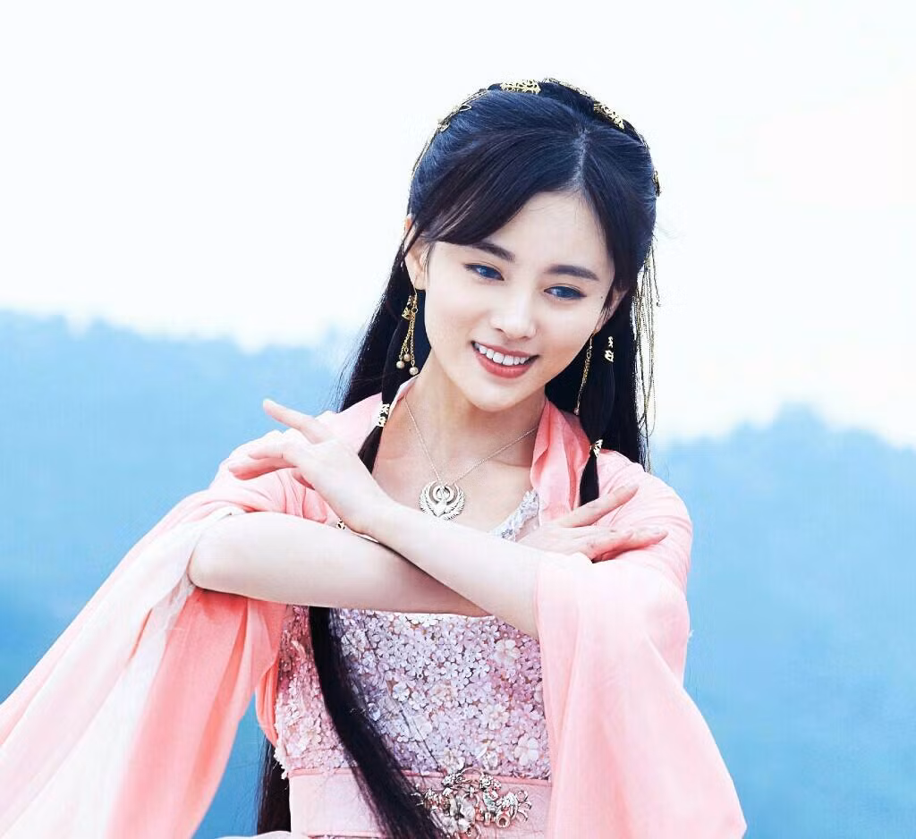 Cúc Tịnh Y uống nhiều nước lọc, nước trà xanh để làm trắng da. Cúc Tịnh Y uống nhiều nước lọc, nước trà xanh để làm trắng da.