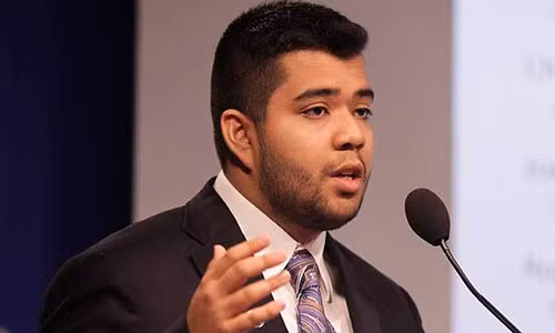 Joel Davis, 22 tuổi, bị bắt giữ vì cáo buộc lạm dụng tình dục trẻ em.