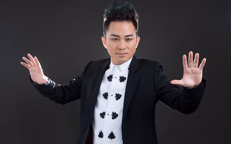 Ít ai ngờ một Tùng Dương dị biệt có thể trở thành ông bố mẫu mực của một bé trai và một bé gái.