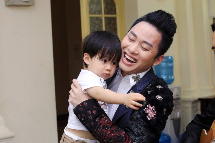 Nam ca sĩ cho biết, làm cha giúp anh biết cảm thông hơn với những người phụ nữ bên cạnh.