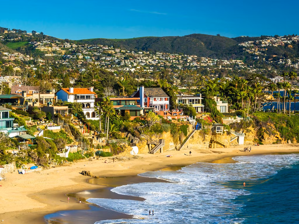 Năm 1971, Buffett mua một căn nhà nghỉ dưỡng tại khu biển Laguna Beach, bang California, với giá 150.000 USD và hiện rao bán với giá 7,9 triệu USD.