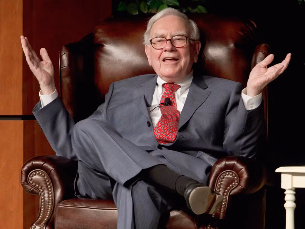 Buffett không chi nhiều tiền cho những bộ vest thiết kế cao cấp. Ông chỉ sở hữu 20 bộ và đều được làm bởi nhà thiết kế Madame Li tại Trung Quốc.