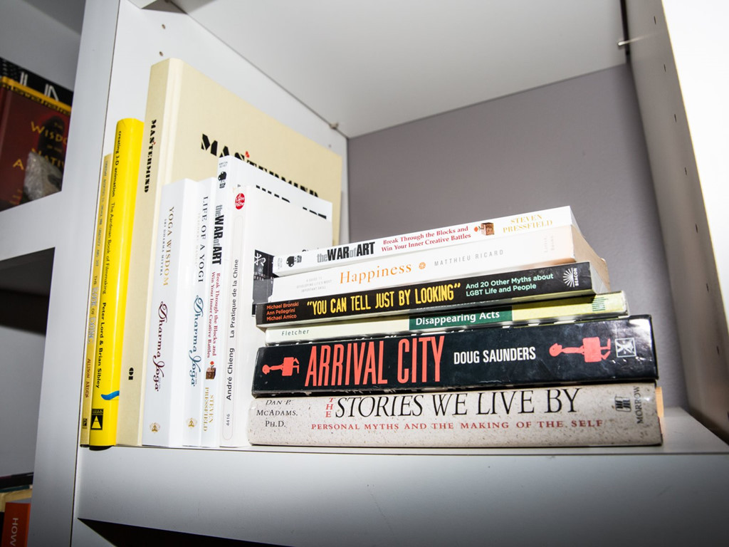 Nhà đầu tư huyền thoại chi nhiều tiền mua sách. Ông thường dành 80% thời gian mỗi ngày để đọc sách.