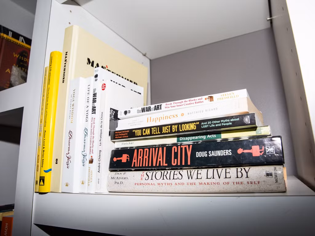 Nhà đầu tư huyền thoại chi nhiều tiền mua sách. Ông thường dành 80% thời gian mỗi ngày để đọc sách.