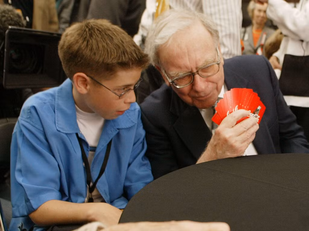 So với nhiều tỷ phú khác, Buffett không dành nhiều thời gian và tiền bạc cho các sở thích. Dù vậy, ông dành khoảng 12 giờ mỗi tuần để chơi cờ Brigde.