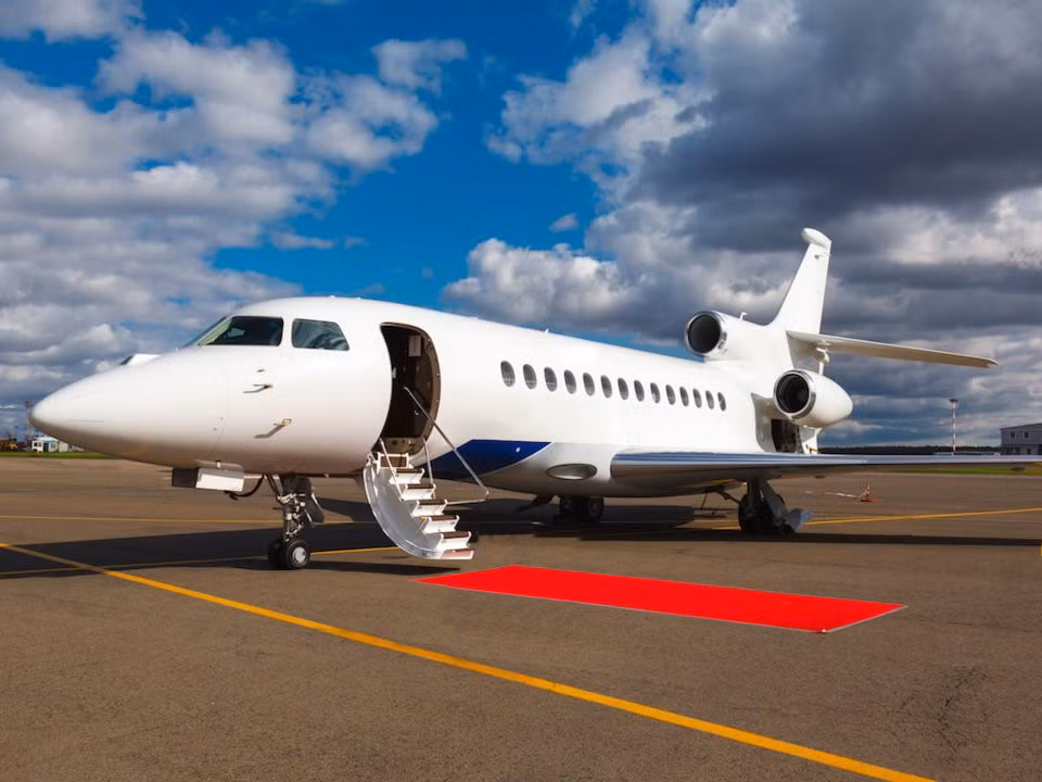 Buffett cho biết máy bay riêng là một trong những thứ tiêu tốn nhiều tiền của ông, dùng để tiết kiệm thời gian di chuyển.