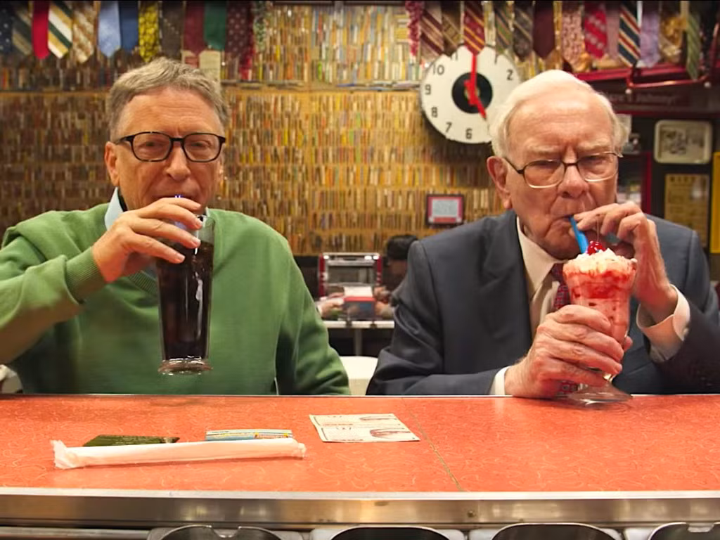 Ông cũng từng mời bạn thân Bill Gates ăn trưa tại cửa hàng McDonald's và không ngại dùng phiếu giảm giá.