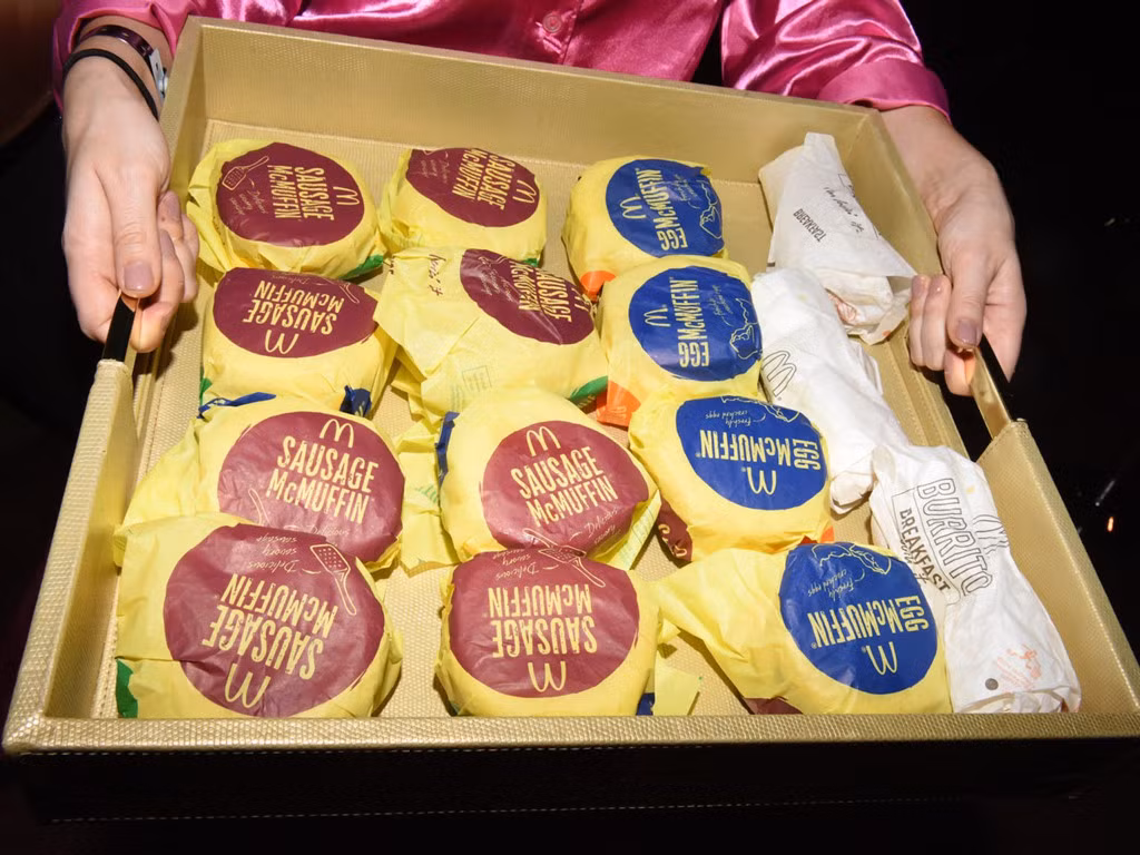 Buffett ăn mọi bữa sáng giống nhau tại cửa hàng McDonald's và chi không quá 3,17 USD/bữa.