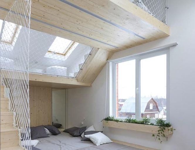 Trần nhà được thiết kế mở nên không bí bách, cộng với công trình nhiều cửa sổ nên nhận đủ ánh sáng tự nhiên.