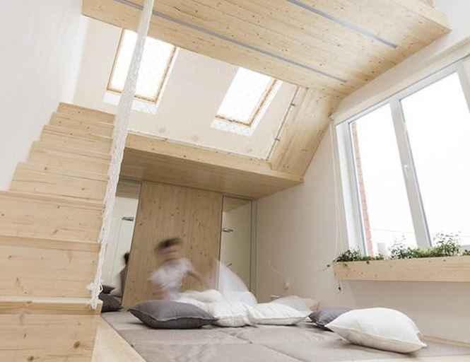 Ngoài ra, tường nhà và nội thất là một gam màu sáng trắng giúp nhà luôn nổi bật.