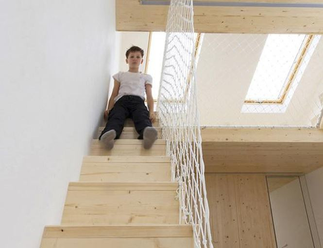 Lưới trắng làm vách cầu thang cũng giúp nhà trông rộng, thoáng hơn.