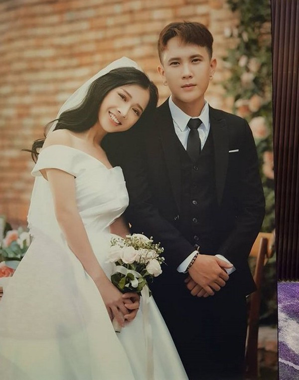 Đầu tháng 8 vừa qua, Phương Anh bất ngờ lên xe hoa với chú rể Nguyễn Bình Thân.