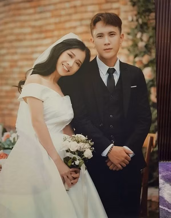 Đầu tháng 8 vừa qua, Phương Anh bất ngờ lên xe hoa với chú rể Nguyễn Bình Thân.