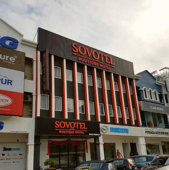 8. Khách sạn Sovotel - Kuala Lumpur, Malaysia Bạn nhìn thấy một khách sạn trong một trung tâm mua sắm và nghĩ rằng điều này là rất bình thường. Nhưng bạn đã nghe nói hay nhìn thấy một khách sạn nằm bên trong một cửa hàng duy nhất có tên IKEA? Khách sạn cung cấp cho khách mặt nạ ngủ, gối và âm nhạc nhẹ nhàng, du dương. Ngoài ra khách sạn còn có giường đôi và giường đơn cũng như bộ trang phục cưới. Vì vậy, hãy ghé thăm trung tâm mua sắm cho đến khi mệt mỏi và sau đó về nghỉ ngơi tại khách sạn.