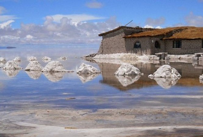 5. Khách sạn Palacio Del Sal - Bolivia Khách sạn này ở Bolivia là khách sạn duy nhất trên thế giới được chế tạo bằng muối. Khách sạn độc đáo này nằm trên bờ biển phía đông của Great Salar de Uyuni, cánh đồng muối lớn nhất thế giới. Trần, sàn, tường và cả một số đồ nội thất trong khách sạn đều được xây dựng từ những hạt muối kết tinh. Nếu bạn nghỉ chân ở đây, một quy tắc quan trọng cần nhớ là không được phép ăn muối trên tường để ngăn hư hại, xuống cấp.