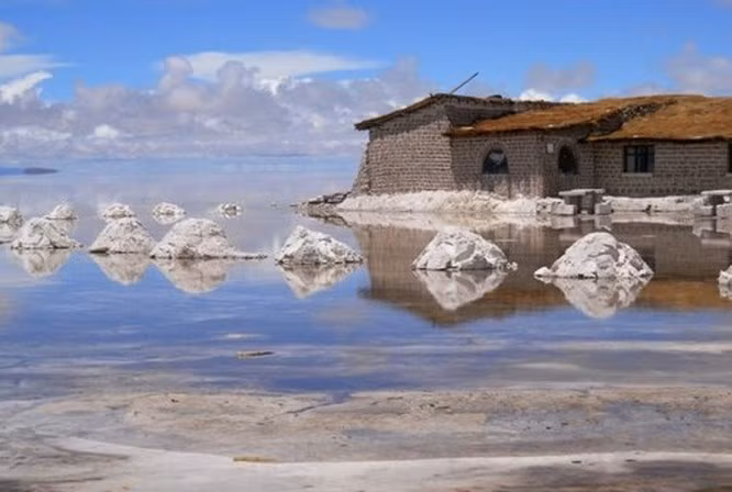 5. Khách sạn Palacio Del Sal - Bolivia Khách sạn này ở Bolivia là khách sạn duy nhất trên thế giới được chế tạo bằng muối. Khách sạn độc đáo này nằm trên bờ biển phía đông của Great Salar de Uyuni, cánh đồng muối lớn nhất thế giới. Trần, sàn, tường và cả một số đồ nội thất trong khách sạn đều được xây dựng từ những hạt muối kết tinh. Nếu bạn nghỉ chân ở đây, một quy tắc quan trọng cần nhớ là không được phép ăn muối trên tường để ngăn hư hại, xuống cấp.
