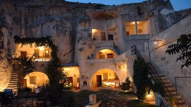 7. Khách sạn Kokopelli’s Cave, thành phố Farmington, bang New Mexico, Mỹ Khách sạn chỉ có một phòng ngủ tại thành phố Farmington là một tuyệt tác chạm khắc vào trong cấu trúc đá 65 triệu năm tuổi. Khách sạn bao gồm một phòng ngủ chính, khu vực sinh hoạt chung, phòng ăn, bếp và nhà tắm nằm giữa khung cảnh hoang sơ, tách biệt và tươi đẹp. Những du khách thực sự muốn ở tại đây phải leo xuống con đường dốc dài hơn 21 m và đi vào bằng thang.