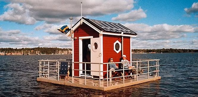 2. Khách sạn Utter Inn - Vasteras, Thụy Điển Khách sạn nổi Utter Inn tại hồ Malaren, Vasteras, Thụy Điển là nơi mà người ta có thể cảm nhận được sự trải nghiệm cảm giác ngủ trong lòng đại dương cùng các loài cá. Khách sạn nổi này được xây theo kiểu nhà truyền thống Thụy Điển với phía trên là bếp, phía dưới là phòng ngủ bao quanh bởi các tấm kính giống như một bể cá. Nếu bạn có kế hoạch nghỉ ngơi ở đây, bạn sẽ phải đi bằng thuyền và được cung cấp một xuồng bơm hơi.