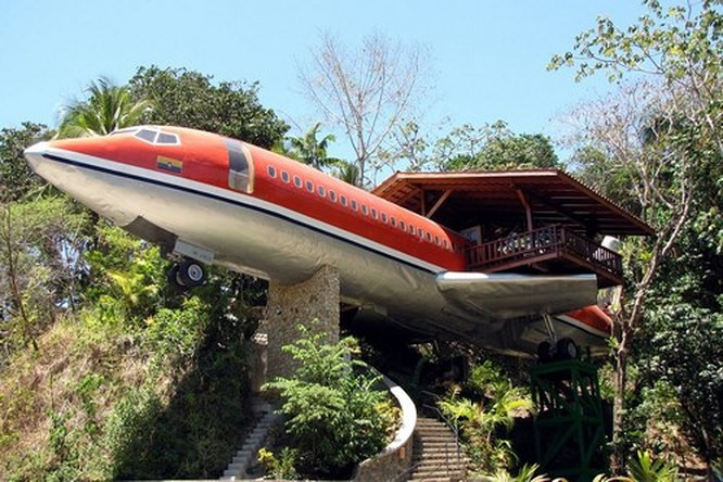 6. Khách sạn Plane Hotel - Costa Rica Nếu bạn thấy chiếc Boeing 727 ở trong rừng rậm Costa Rica, chắc chắn bạn sẽ nghĩ nó bị rơi ở đây. Tuy nhiên, trên thực tế, chiếc máy bay đã được tu sửa từ sân bay San Jose và sau đó được đặt trong khu rừng này. Nội thất của máy bay đã được tân trang lại bằng gỗ tếch. Cánh phải của máy bay có một sàn gỗ lớn mở rộng để khách có thể thưởng thức cảnh đẹp bên ngoài. Đây thực sự là một nơi hoàn hảo để ở lại và thư giãn.